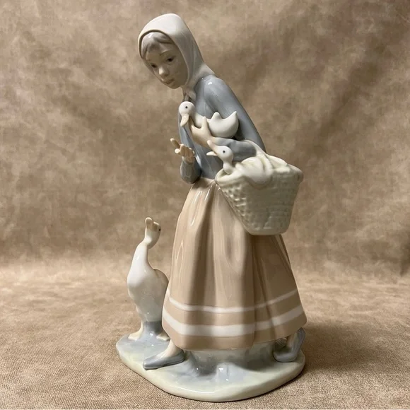 Lladro Daisa "Shepherdess with Ducks" #4568  - Porcelain Figurine *read* - Picture 3 of 7